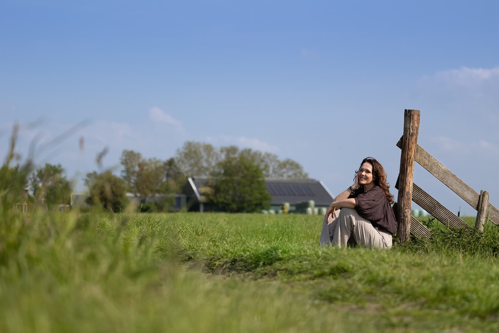 Albertha in een open landschap